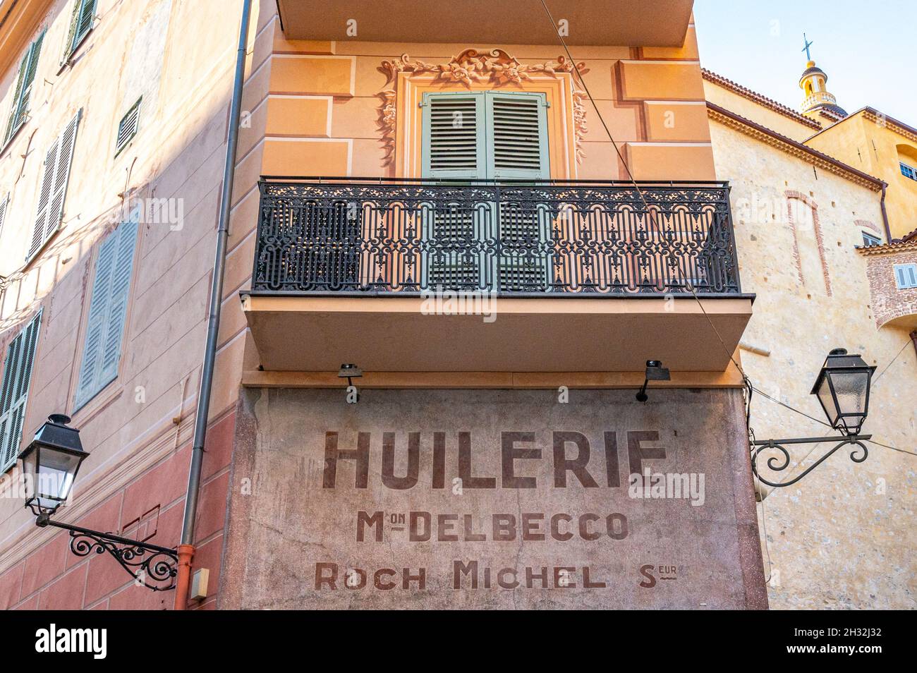 Die Huilerie Saint-Michel ist eine berühmte Mühle, in der Olivenöle hergestellt werden, die von den französischen Michelin-Sterneköchen Menton, Frankreich, gewürzt werden Stockfoto