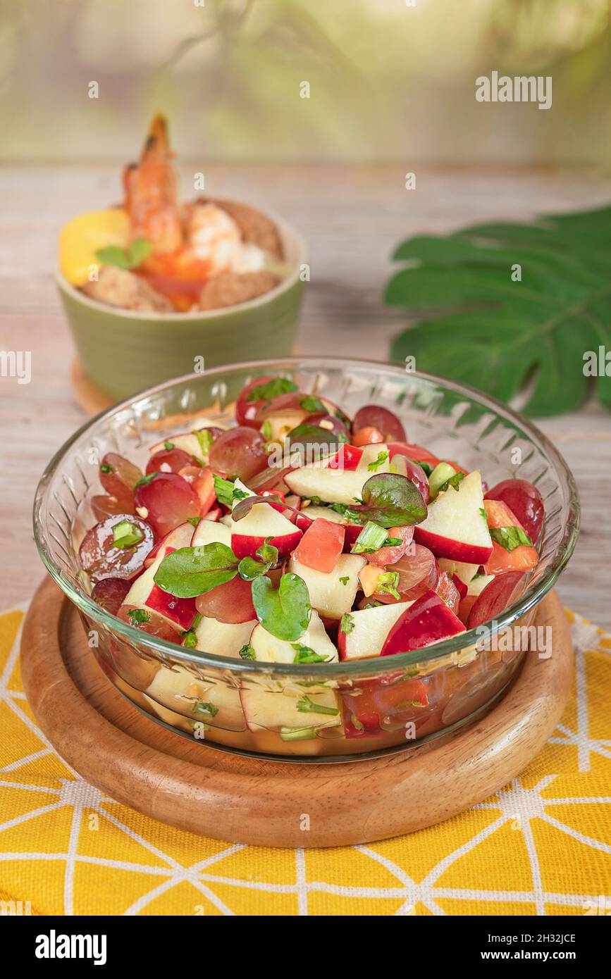 Schüssel mit frischem Obstsalat, Salsa Dip Stockfoto