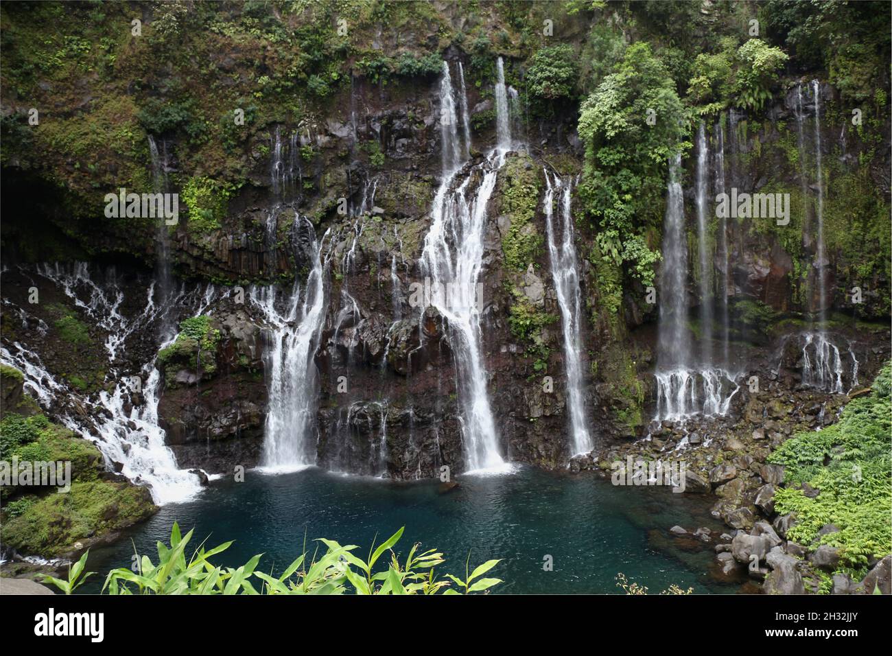 Blick auf den Wasserfall Langevin im tropischen Dschungel von Reunion Island Stockfoto