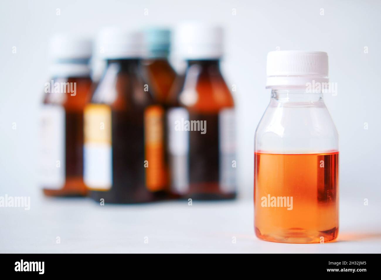 Flasche mit flüssiger Medizin auf weiß , Stockfoto