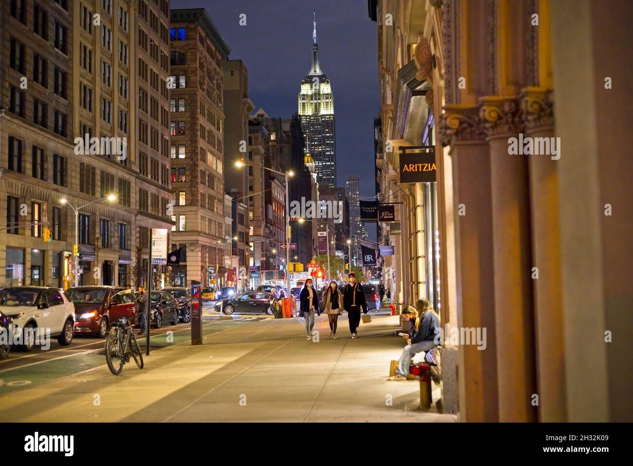 New York, NY, USA - 25. Oktober 2021: Blick nach Norden auf die untere Fifth Avenue am Abend Stockfoto