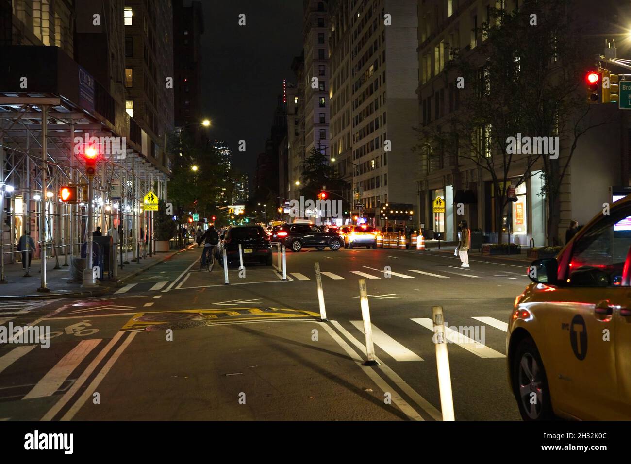 New York, NY, USA - 25. Oktober 2021: Nachtansicht der unteren Fifth Avenue mit Pfeil für Bauarbeiten beleuchtet Stockfoto