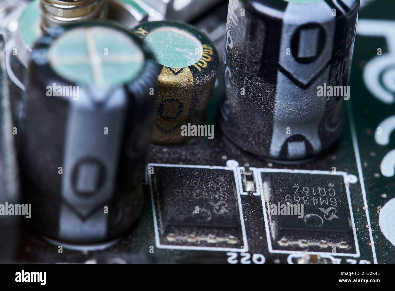 Weltweiter Mangel an Halbleitern. Mangel an Computerchips und Halbleitern schadet der Produktion der Automobilindustrie. Der Mangel an Halbleiterchips könnte sich ausweiten Stockfoto