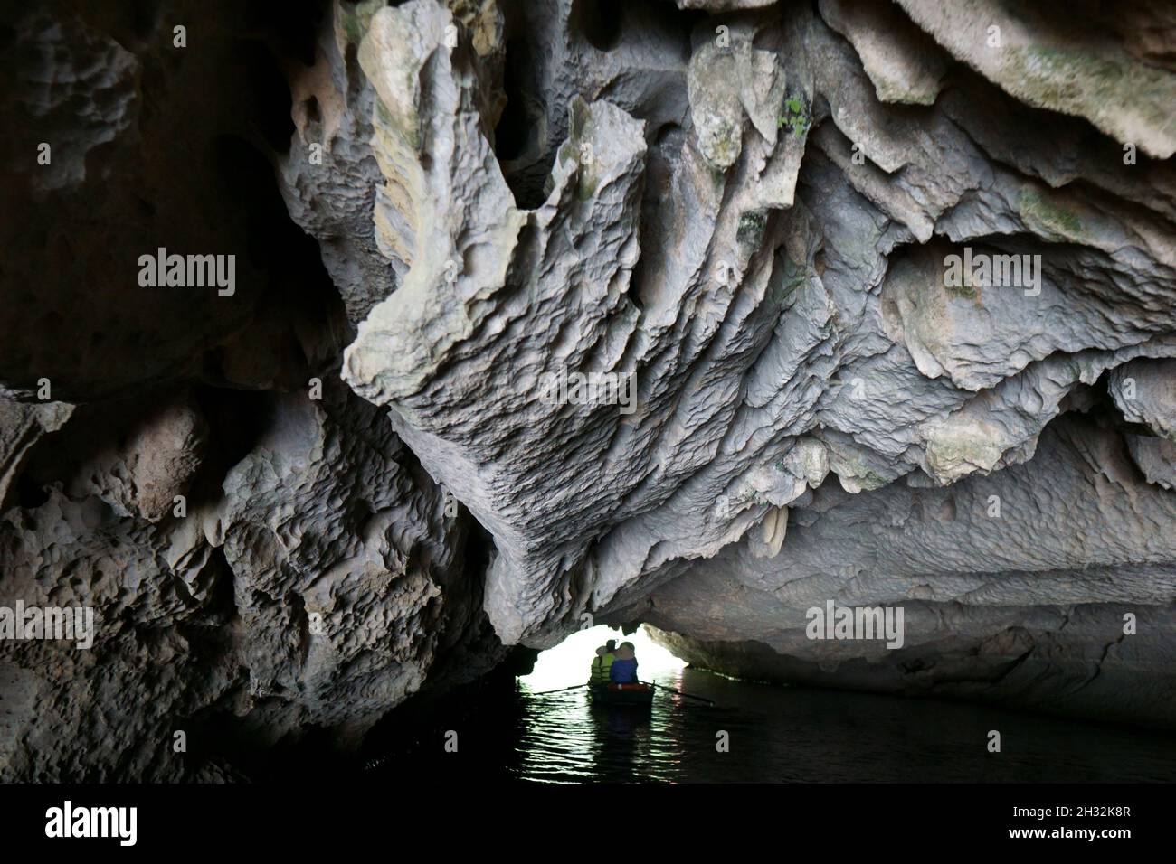 Wunderschöne Kalksteinhöhle, die während einer Flussfahrt in Trang angetroffen wurde Stockfoto