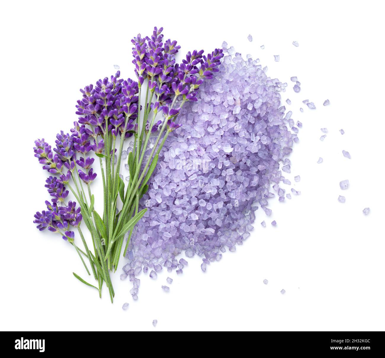 Lavendelblüten und Salz isoliert auf weißem Hintergrund. Draufsicht Stockfoto