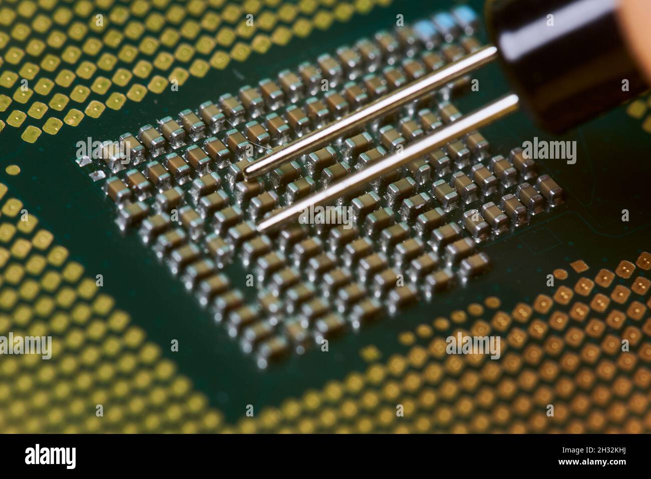 Makroaufnahme des Mikrochip-Prozessors des Computers. Globaler Mangel an Chips und Halbleitern. Symbol der anhaltenden Krise in der Automobilindustrie. Konzept der hohen Nachfrage Stockfoto