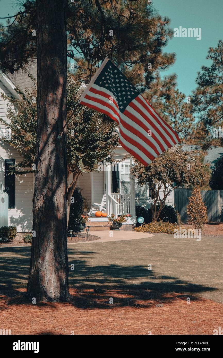 USA Flagge mit Haus im Hintergrund Stockfoto