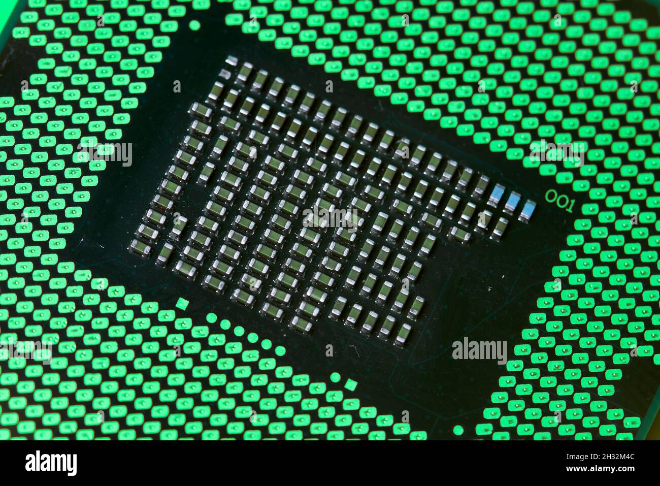 Makroaufnahme des Mikrochip-Prozessors des Computers. Globaler Mangel an Chips und Halbleitern. Symbol der anhaltenden Krise in der Automobilindustrie. Konzept der hohen Nachfrage Stockfoto