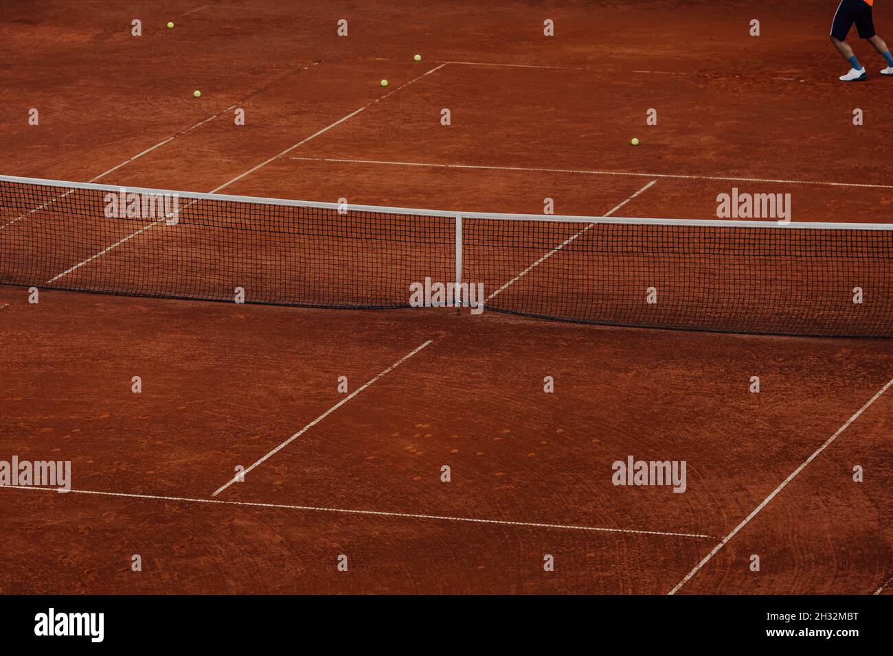 Männlicher Tennisspieler in der Ecke des Tennisplatzes Stockfoto
