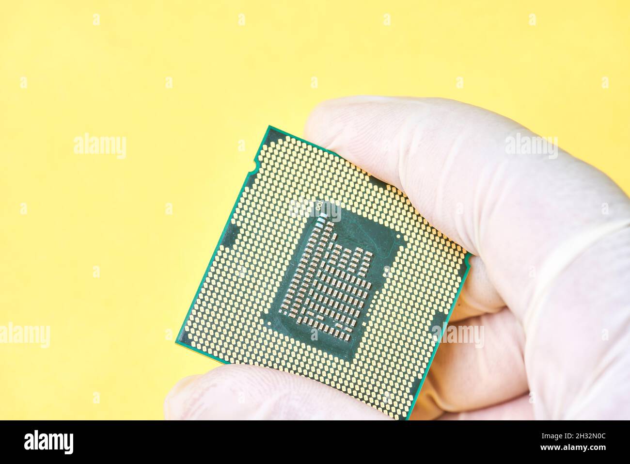 Makroaufnahme des Mikrochip-Prozessors des Computers. Globaler Mangel an Chips und Halbleitern. Symbol der anhaltenden Krise in der Automobilindustrie. Konzept der hohen Nachfrage Stockfoto