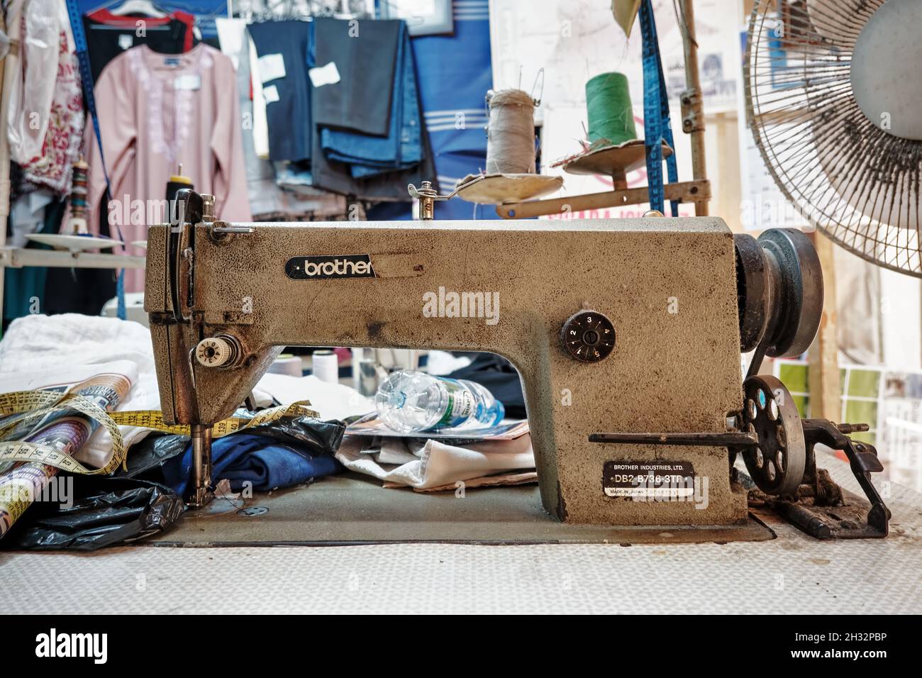 Urla, Türkei - September, 2021: Vintage Brother Brand Nähmaschine in einer  Schneiderei Stockfotografie - Alamy