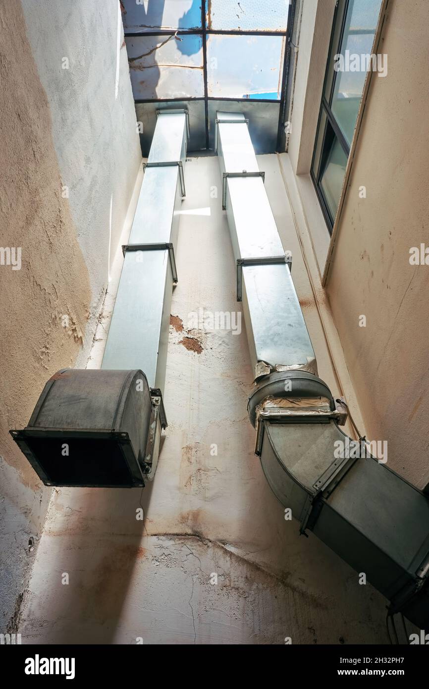 Lüftungsschächte aus Stahl oder Belüftungssystem im Gebäudeinneren. Stockfoto