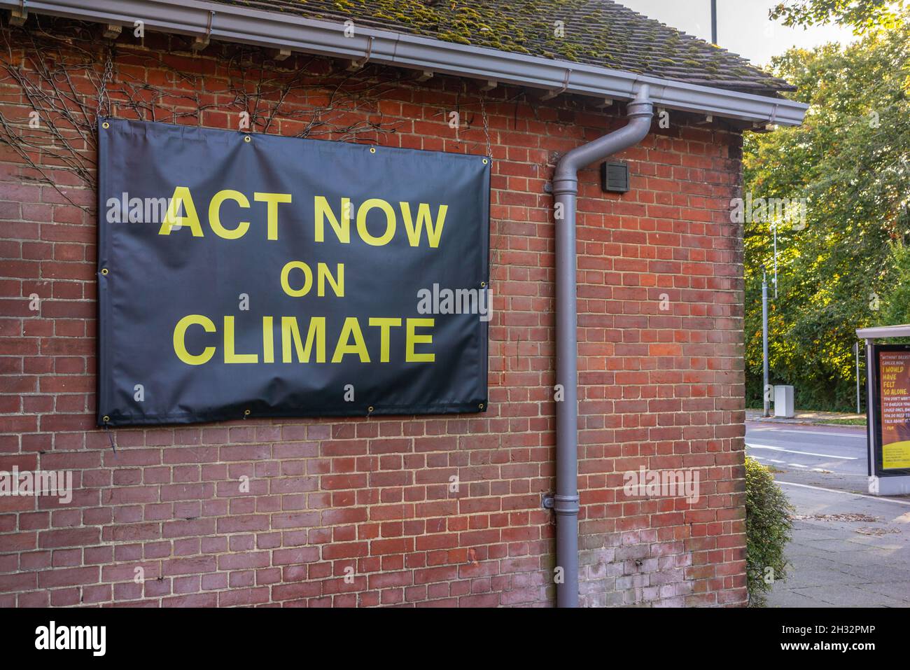 Handeln Sie jetzt auf dem Klimabanner auf einer Gebäudefassade in Southampton, Hampshire, England, Großbritannien Stockfoto