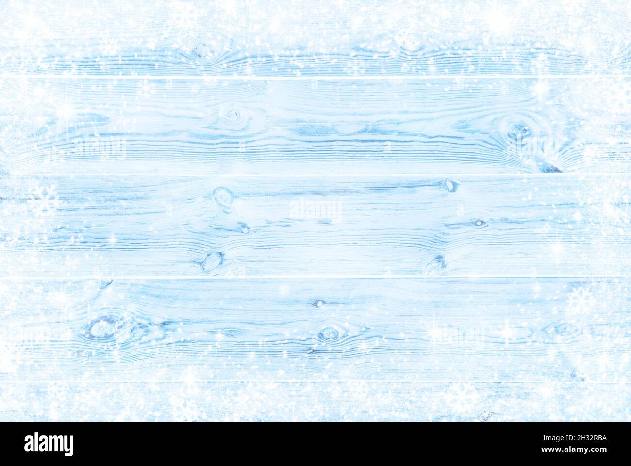 Abstrakte Winter blau Holz Textur Planken mit Schneeflocken Hintergrund. Stockfoto