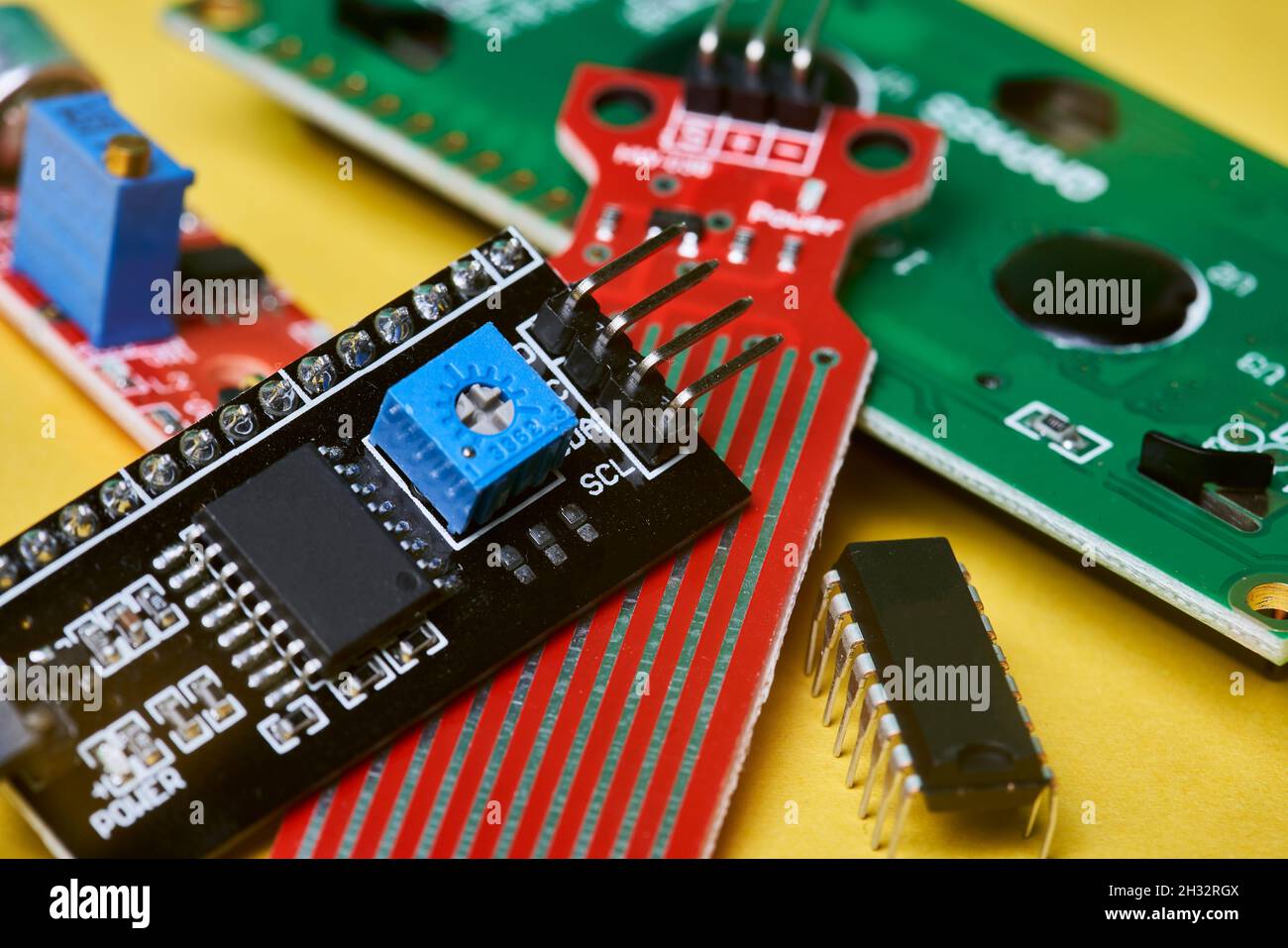 Weltweiter Mangel an Halbleitern. Globaler Chipmangel, eine große Krise mit winzigen Komponenten. Der Mangel an Halbleitern trifft Automobil-, Telefon- und andere Stockfoto