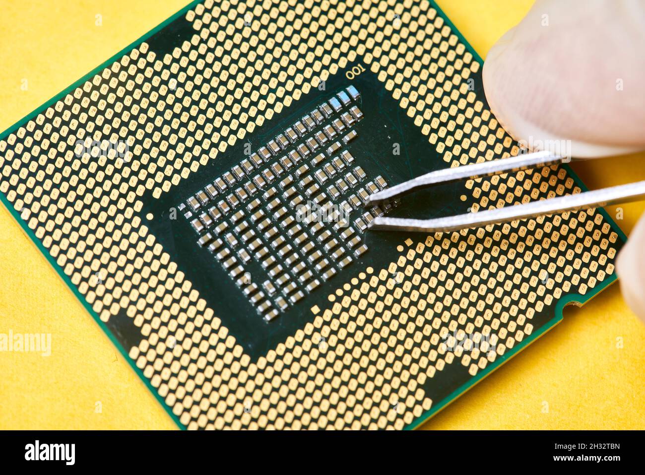 Makroaufnahme des Mikrochip-Prozessors des Computers. Globaler Mangel an Chips und Halbleitern. Symbol der anhaltenden Krise in der Automobilindustrie. Konzept der hohen Nachfrage Stockfoto