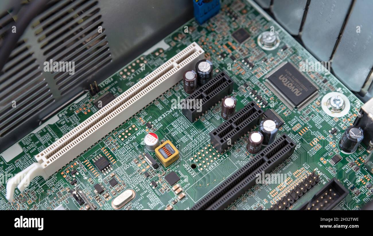 Woodville, Australien - 15. Oktober 2021: Nahaufnahme der PCI- und PCI-Express-Steckplätze auf dem Mainboard, die in einem kleinen Business-Desktop installiert sind Stockfoto
