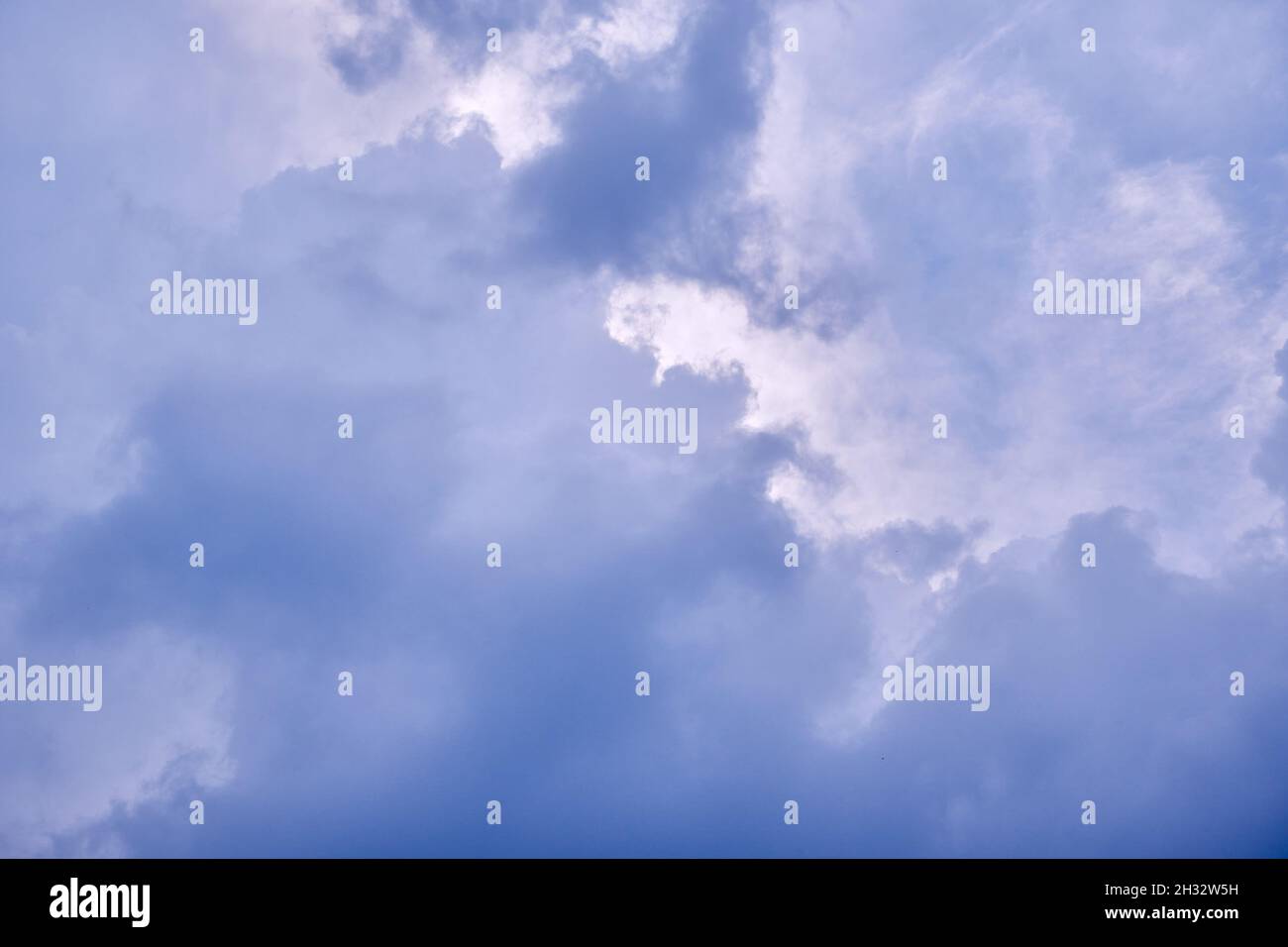 Schöne Wolken an einem sonnigen Nachmittag Stockfoto
