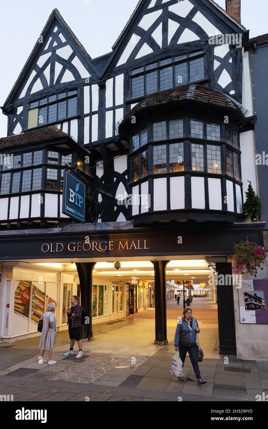 Old George Mall, der Eingang zu einem Einkaufszentrum oder Einkaufszentrum mit Geschäften und Restaurants, Salisbury Stadtzentrum, Salisbury Wiltshire UK Stockfoto