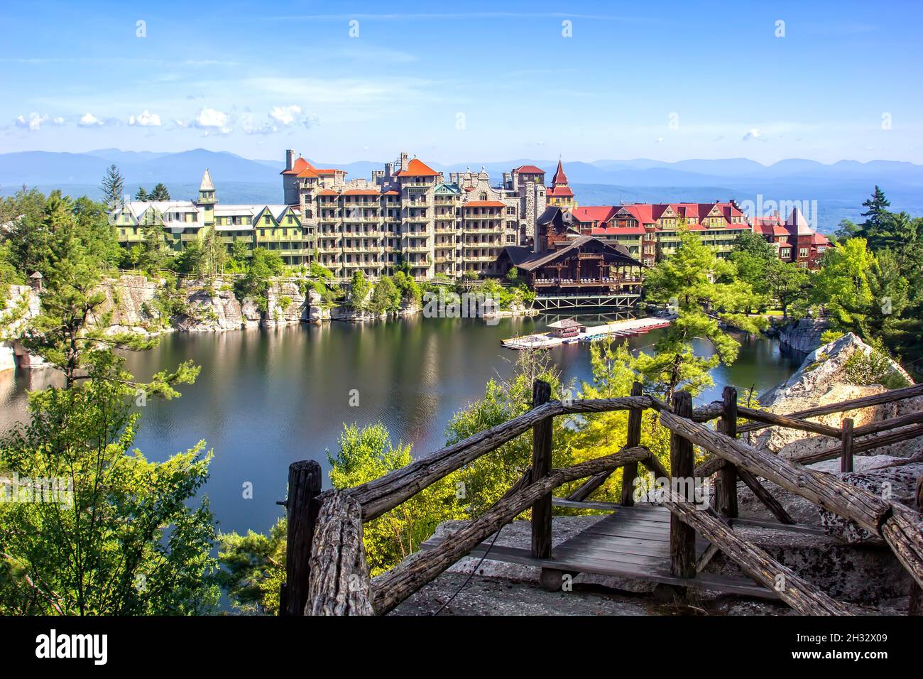 Landschaftlich schöne Aussicht auf Mohonk Mountain House und Mohonk Lake im Upstate New York. Stockfoto