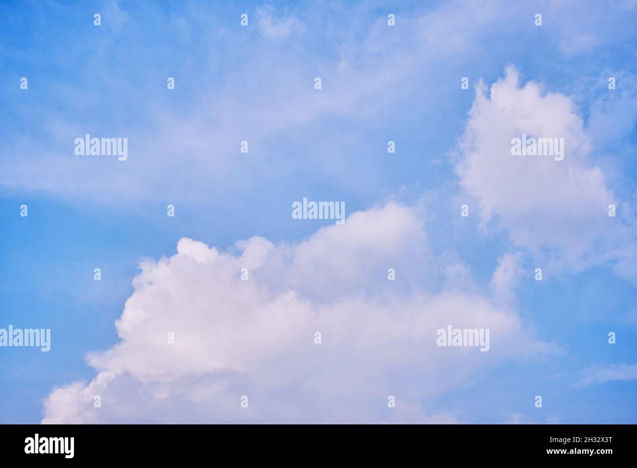 Schöne Wolken an einem sonnigen Nachmittag Stockfoto