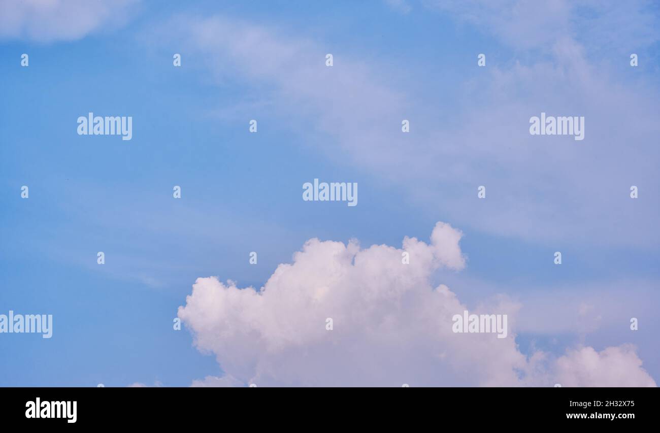 Schöne Wolken an einem sonnigen Nachmittag Stockfoto