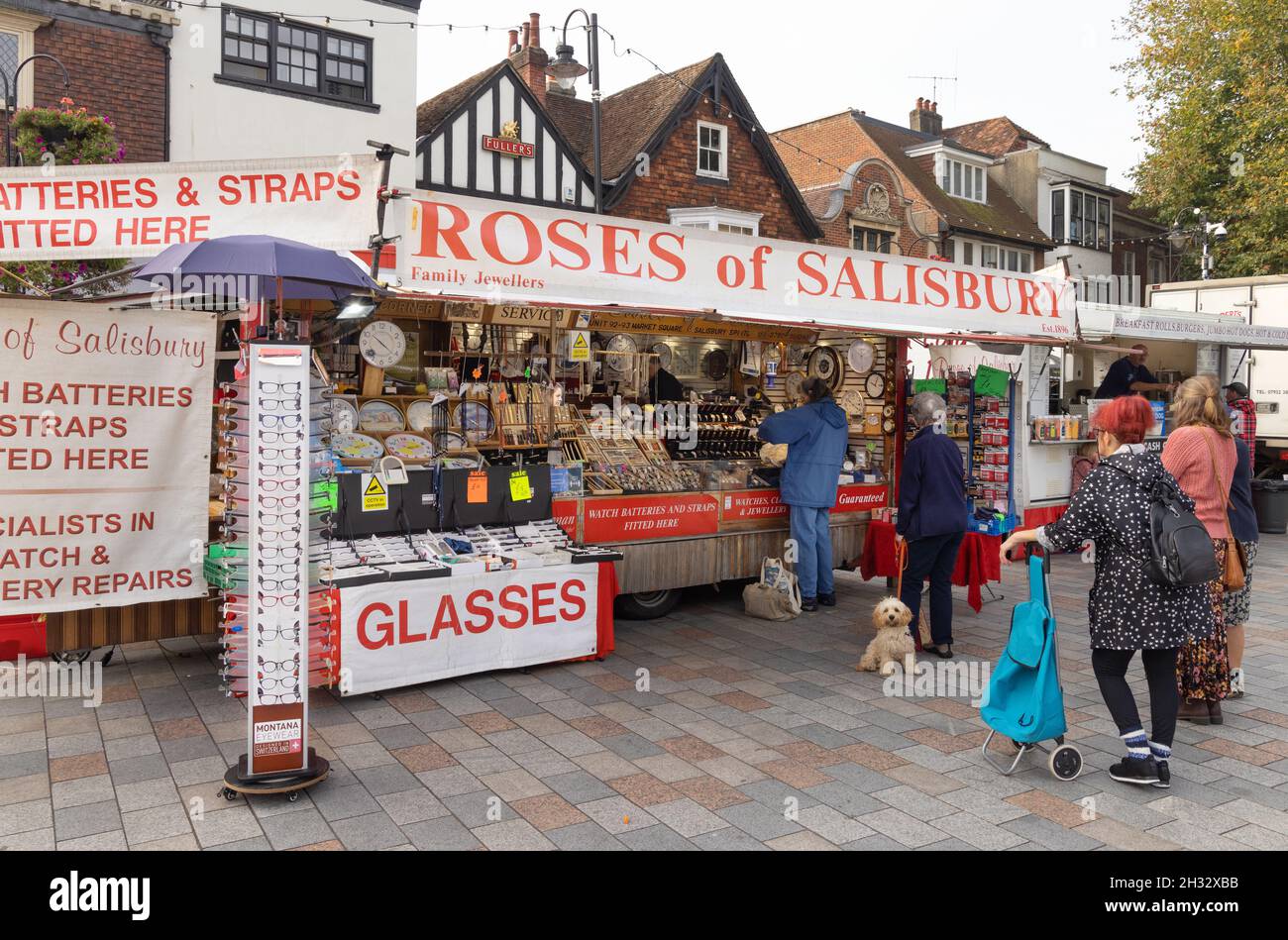 Markt Großbritannien; Leute, die am Roses of Salisbury Hardware Market  Stall, Salisbury Market, Salisbury Market Place Salisbury Wiltshire UK  einkaufen Stockfotografie - Alamy