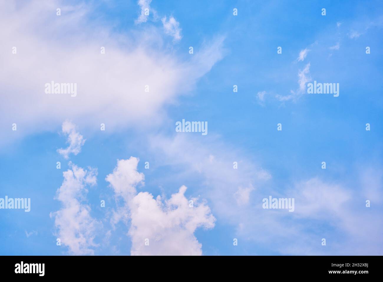 Schöne Wolken an einem sonnigen Nachmittag Stockfoto
