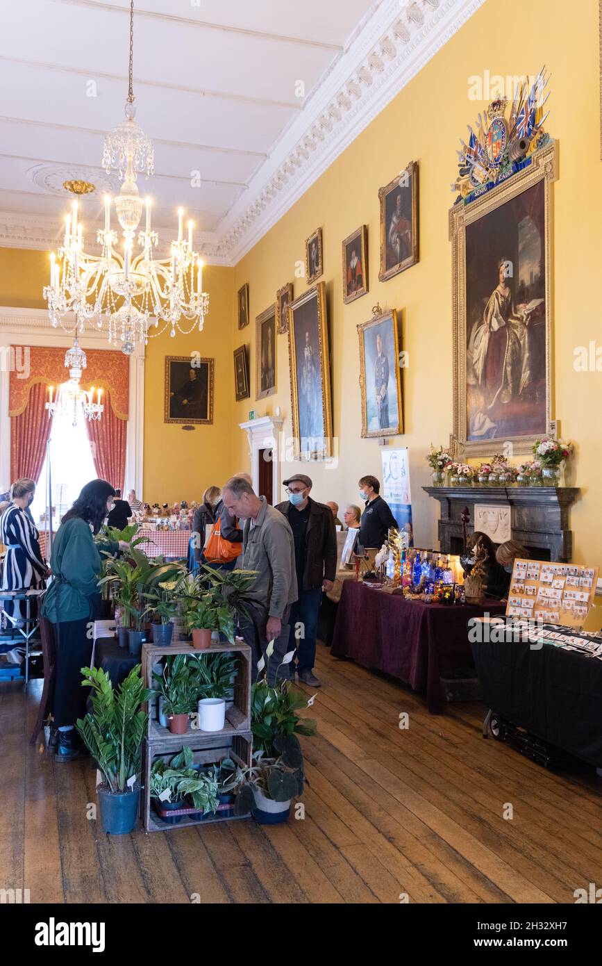 Hallenmarkt Großbritannien; Leute, die in der Guildhall Salisbury an Hallenmarktständen einkaufen, Salisbury Guildhall Interior, Salisbury Wiltshire England. Stockfoto