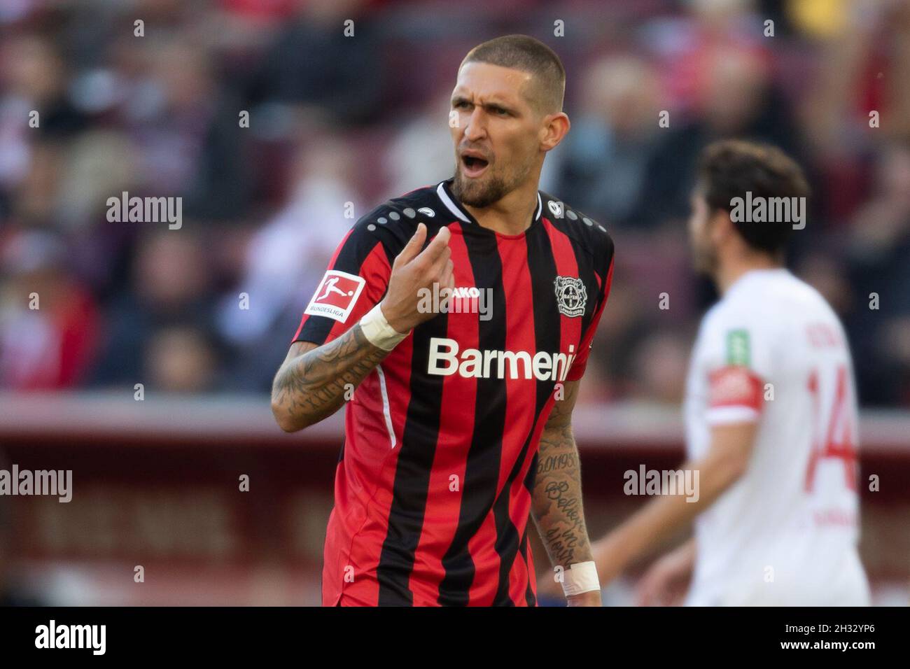 Köln, Deutschland. Okt. 2021. Köln, Deutschland, 24.10.2021, Bundesliga, Spieltag 9, 1. FC Köln - Bayer 04 Leverkusen, Robert Andrich (B04) Gesten. Quelle: Jürgen Schwarz/Alamy Live News Stockfoto