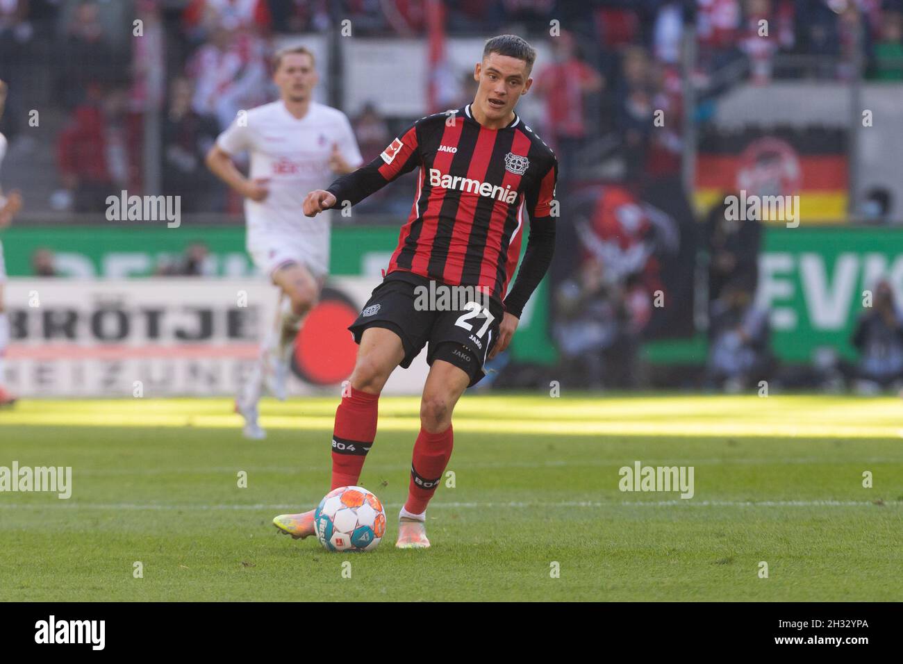 Köln, Deutschland. Okt. 2021. Köln, Deutschland, 24.10.2021, Bundesliga, Spieltag 9, 1. FC Köln - Bayer 04 Leverkusen, Florian Wirtz (B04) steuert den Ball. Quelle: Jürgen Schwarz/Alamy Live News Stockfoto