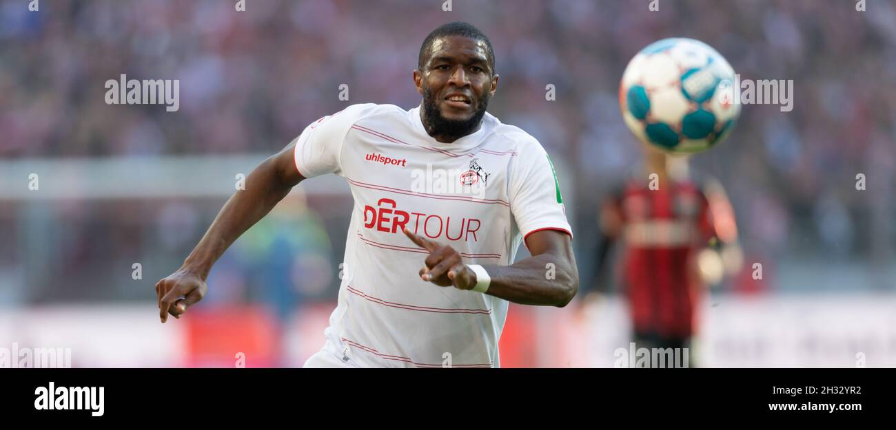 Köln, Deutschland. Okt. 2021. Köln, Deutschland, 24.10.2021, Bundesliga, Spieltag 9, 1. FC Köln - Bayer 04 Leverkusen, Anthony Modeste (Köln) schaut den Ball an. Quelle: Jürgen Schwarz/Alamy Live News Stockfoto