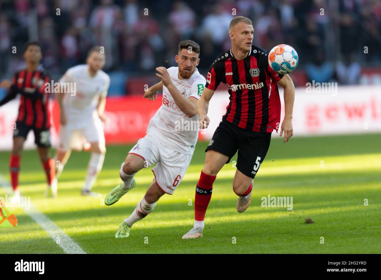 Köln, Deutschland. Okt. 2021. Köln, Deutschland, 24.10.2021, Bundesliga, Spieltag 9, 1. FC Köln - Bayer 04 Leverkusen, Salih Oezcan (Köln), Mitchel Bakker (B04) kämpfen um den Ball. Quelle: Jürgen Schwarz/Alamy Live News Stockfoto