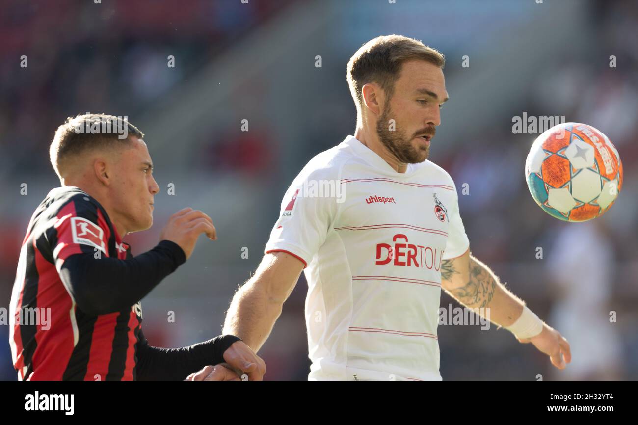 Köln, Deutschland. Okt. 2021. Köln, Deutschland, 24.10.2021, Bundesliga, Spieltag 9, 1. FC Köln - Bayer 04 Leverkusen, Florian Wirtz (B04), Rafael Czichos (Köln) kämpfen um den Ball. Quelle: Jürgen Schwarz/Alamy Live News Stockfoto
