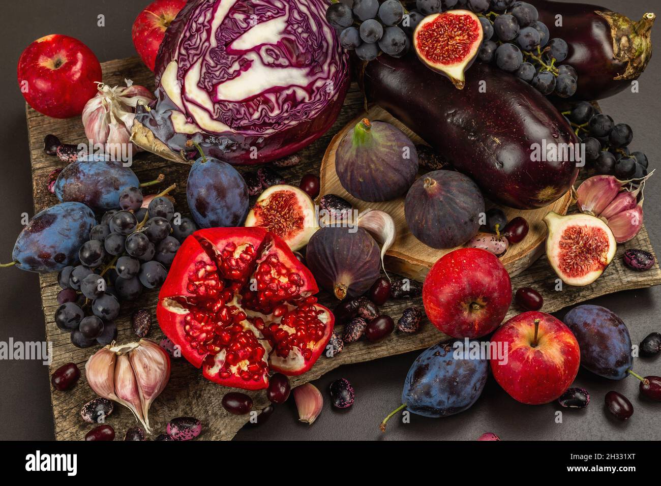 Blaue, rote und violette Lebensmittel. Kulinarischer Hintergrund von ...