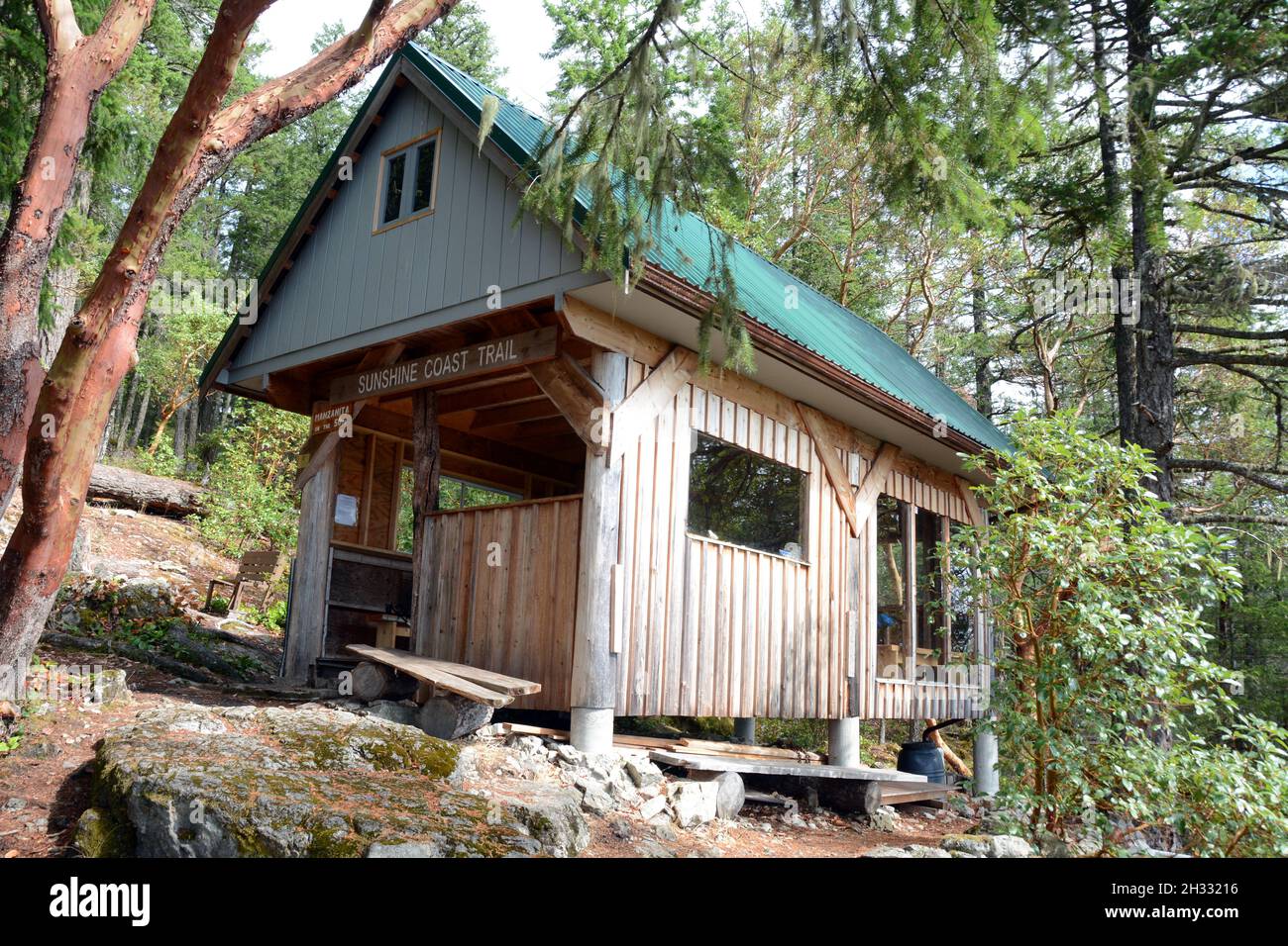 Die Manzanita Hütte liegt im gemäßigten Regenwald, am Sunshine Coast Trail, in der Nähe von Lund, British Columbia, Kanada. Stockfoto