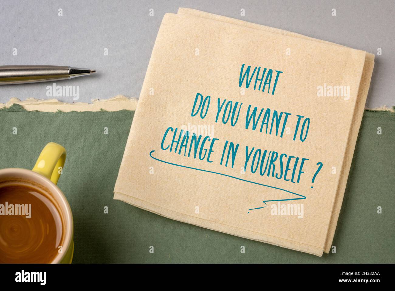 Was möchten Sie an sich selbst ändern? Handschrift auf Serviette mit Kaffee. Selbstverbesserung und persönliches Entwicklungskonzept. Stockfoto