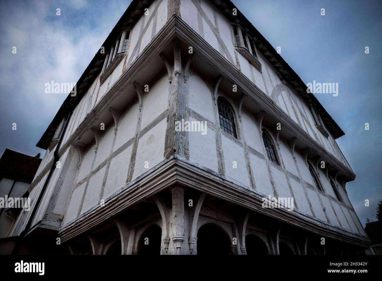 Thaxted Essex England die Guildhall aus dem 14. Jahrhundert Oktober 2021 die Thaxted Guildhall ist ein kommunales Gebäude in Thaxted, Essex, England. Bis zum späten 14. Jahrhundert Stockfoto