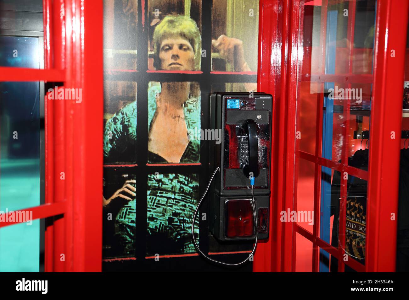 London, Großbritannien. Oktober 2021. London, Großbritannien, 25. Oktober. In der Heddon Street wird ein Pop-up-Store eröffnet, um zu markieren, was sein 75. Geburtstag gewesen wäre und David Bowie-Artikel angeboten hätte. David Bowie's kultige Telefonkabinenszene. Quelle: Uwe Deffner/Alamy Live News Stockfoto