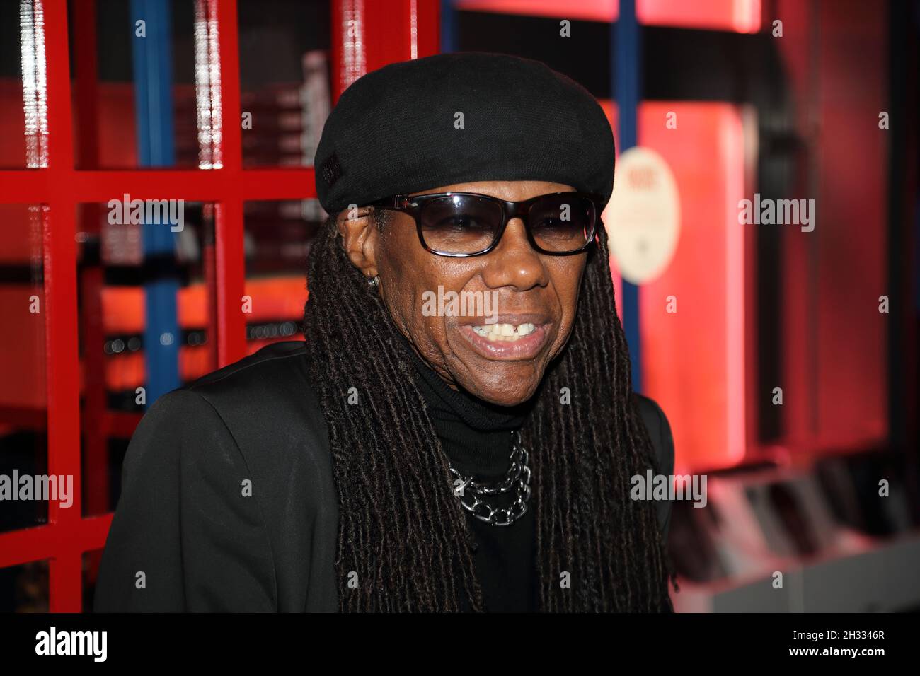 London, Großbritannien. Oktober 2021. London, Großbritannien, 25. Oktober. In der Heddon Street wird ein Pop-up-Store eröffnet, um zu markieren, was sein 75. Geburtstag gewesen wäre und David Bowie-Artikel angeboten hätte. Gitarrist Nile Rodgers, der mit David Bowie an seinem Album Let's Dance gearbeitet hat, besuchte die Eröffnung. Quelle: Uwe Deffner/Alamy Live News Stockfoto