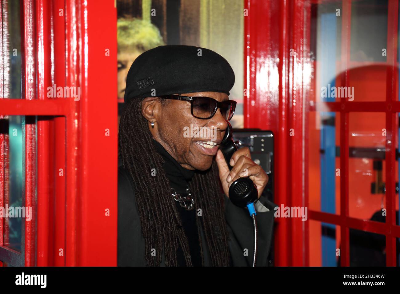 London, Großbritannien. Oktober 2021. London, Großbritannien, 25. Oktober. In der Heddon Street wird ein Pop-up-Store eröffnet, um zu markieren, was sein 75. Geburtstag gewesen wäre und David Bowie-Artikel angeboten hätte. Gitarrist Nile Rodgers, der mit David Bowie an seinem Album Let's Dance gearbeitet hat, besuchte die Eröffnung. Quelle: Uwe Deffner/Alamy Live News Stockfoto