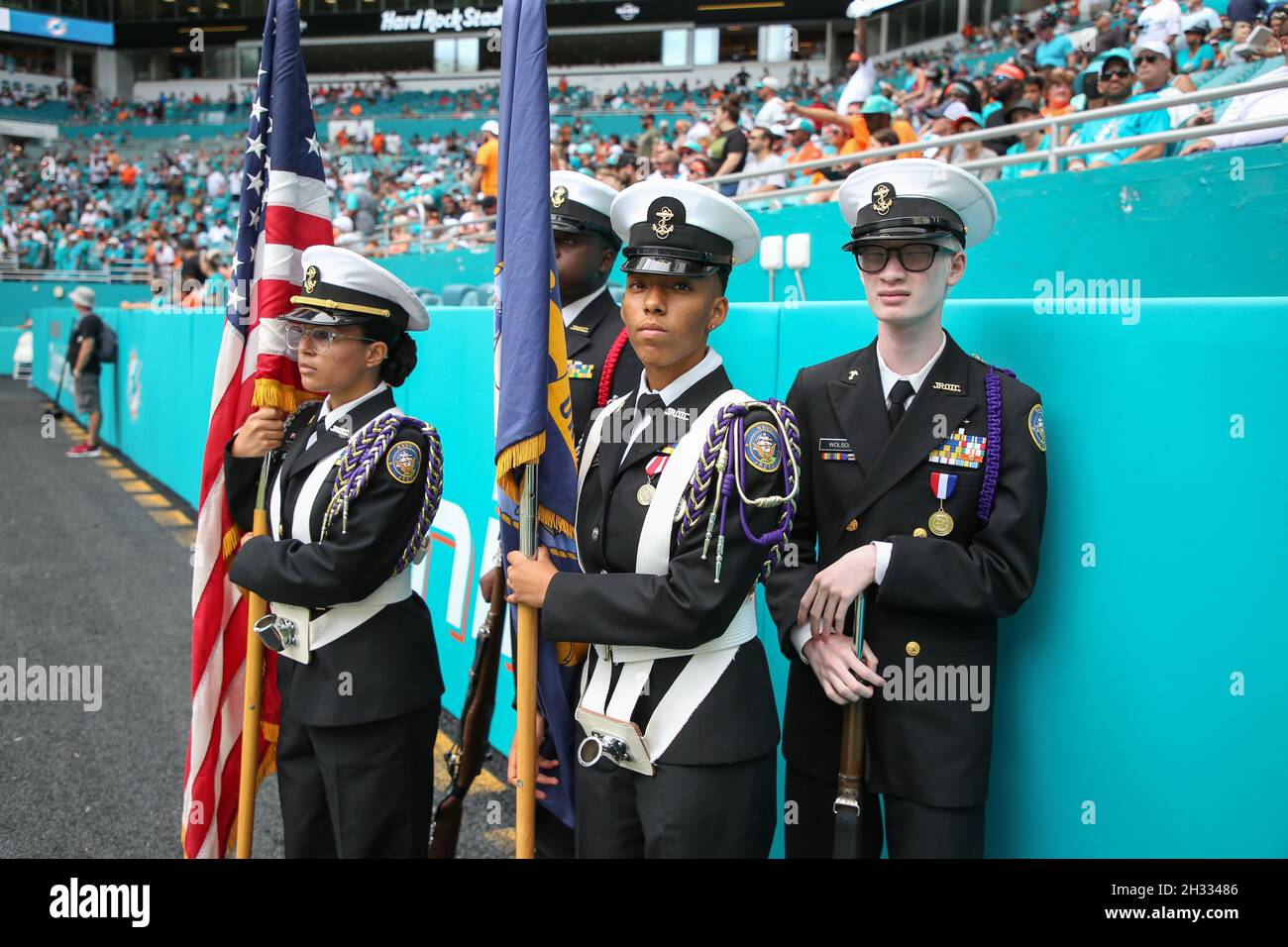 Sonntag, 24. Oktober 2021; Miami Gardens, FL USA; Der Farbkontroller bereitet sich darauf vor, während eines NFL-Spiels zwischen den Mia das Feld für die Nationalhymne zu nehmen Stockfoto