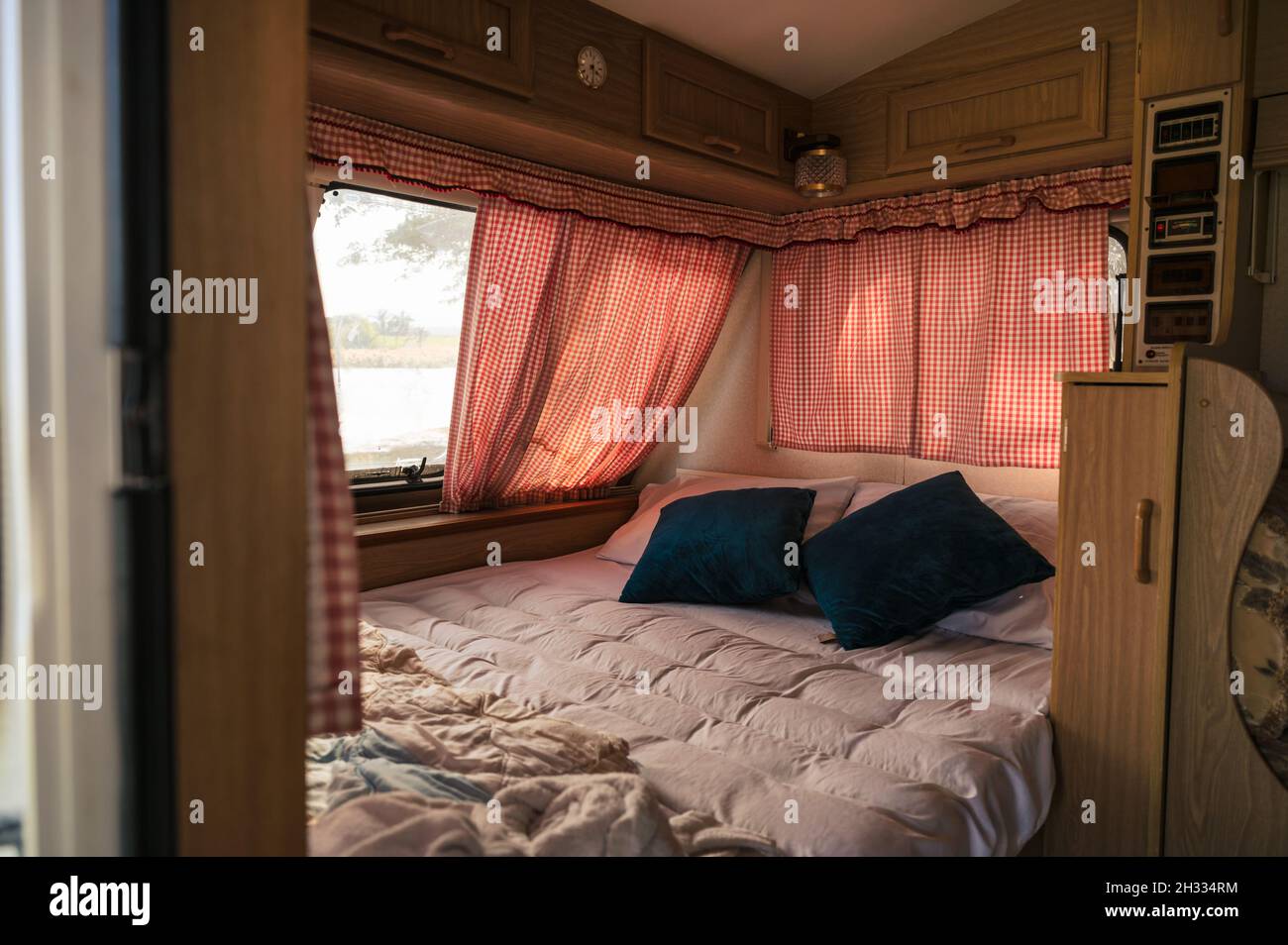 Im Inneren von niemand Wohnmobil mit Bett, Kissen, Vorhang auf