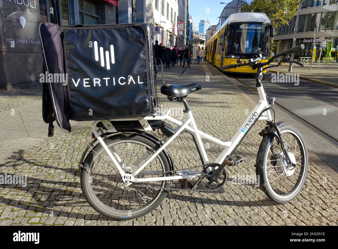 Bike of Delivery Service Vertical in Berlin Stockfoto