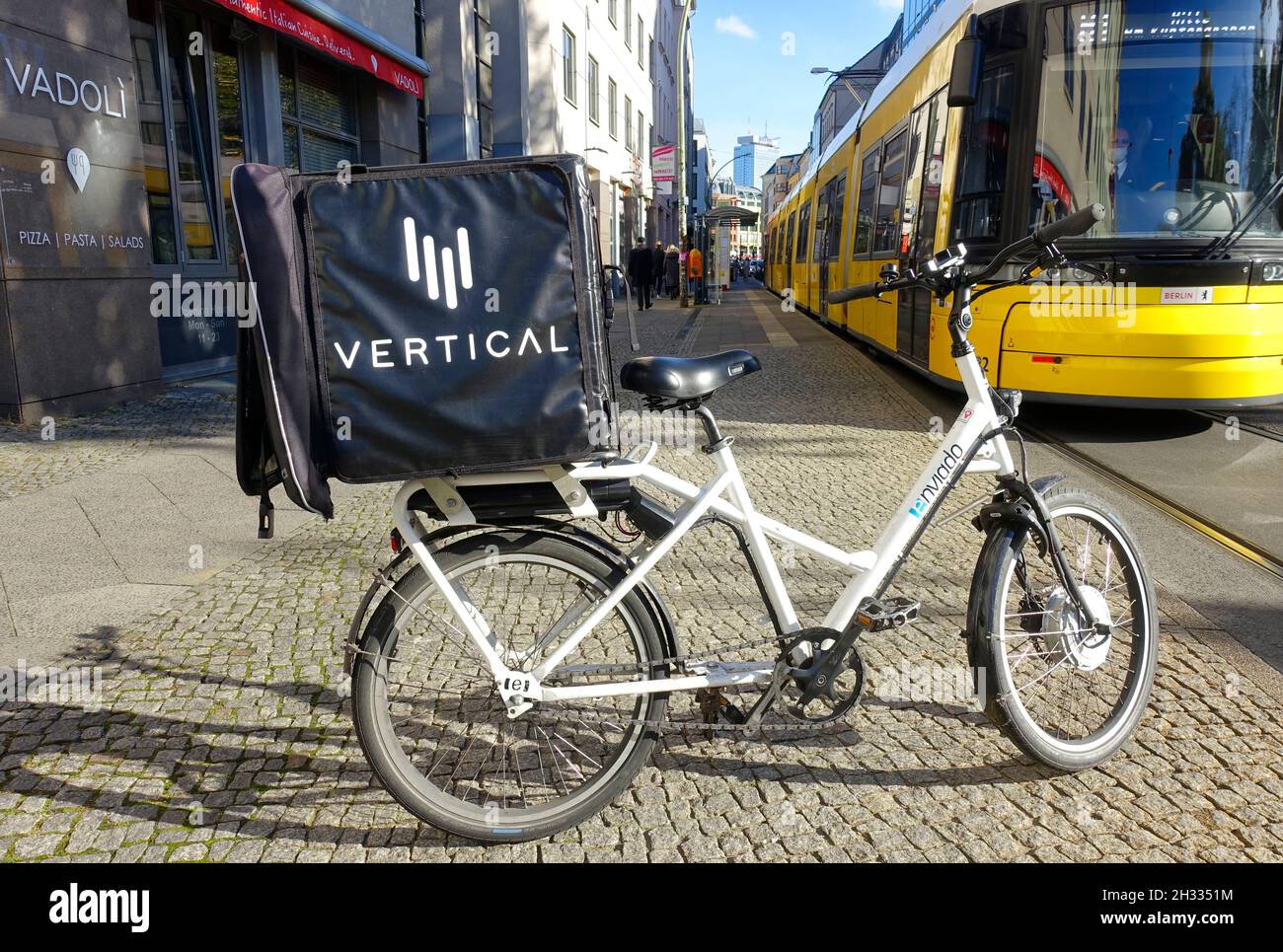 Bike of Delivery Service Vertical in Berlin Stockfoto