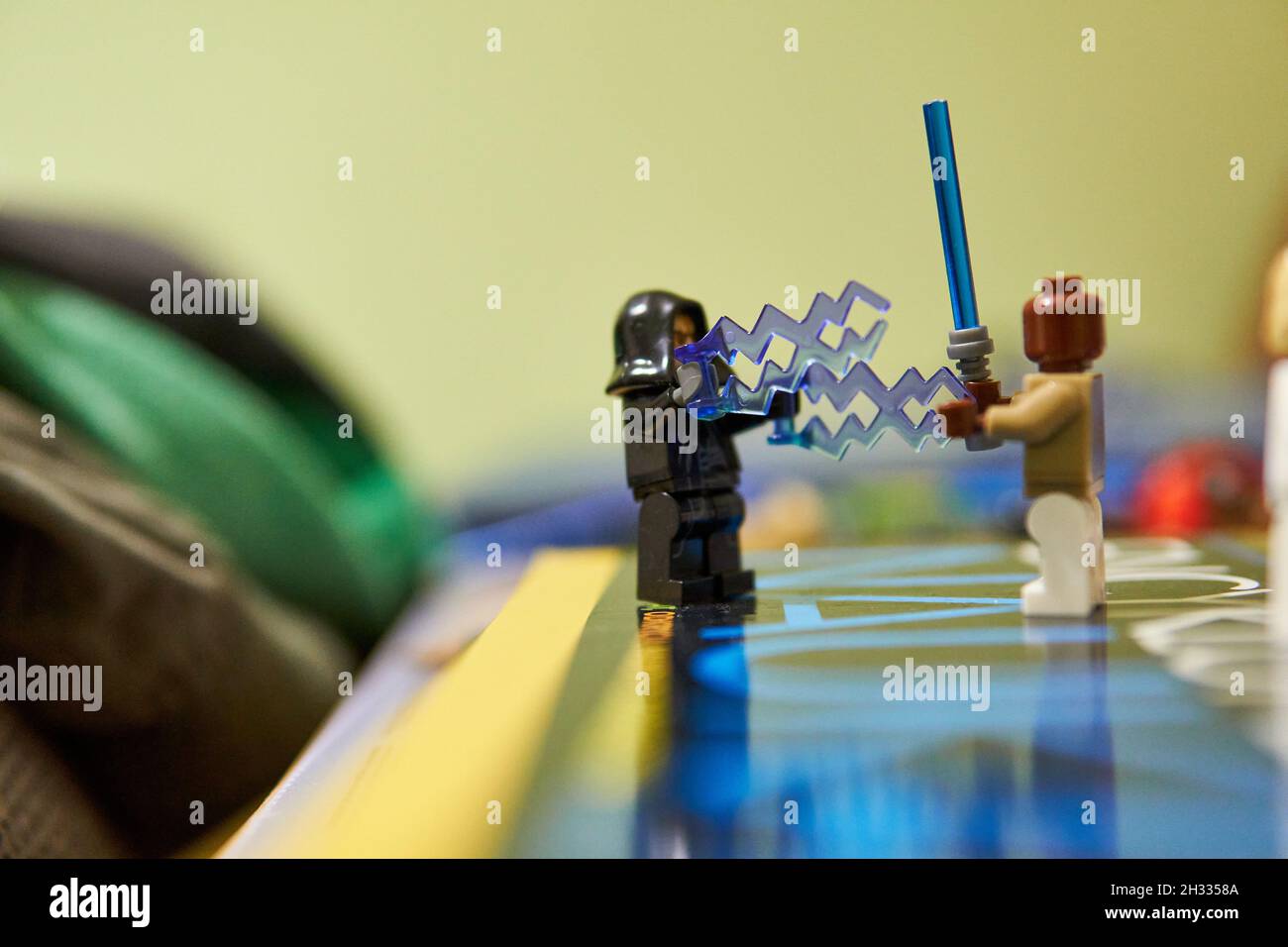 POZNAN, POLEN - 01. Apr 2021: Eine Nahaufnahme des Kampfes mit LEGO Figuren aus Star Wars. Stockfoto