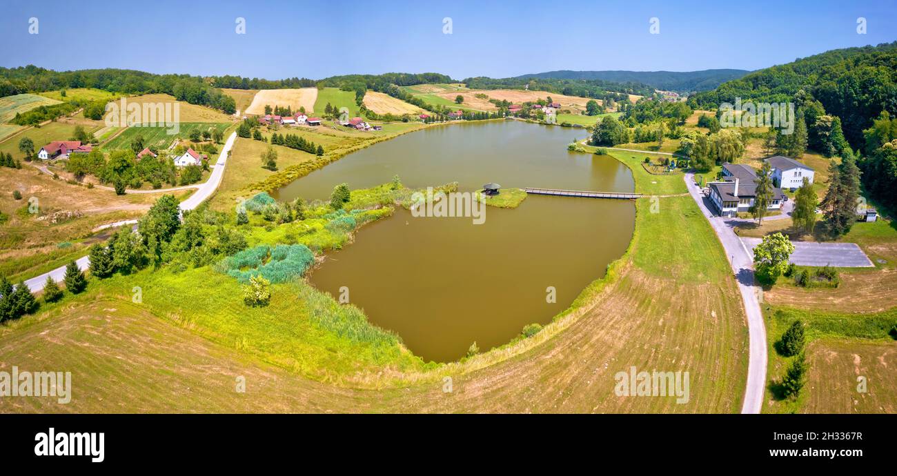 Podgaric See und grüne Landschaft Luftpanorama, Moslavina Region von Kroatien Stockfoto
