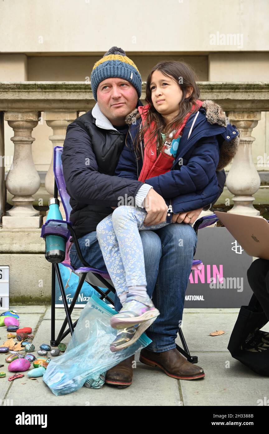 London, Großbritannien. Richard Ratcliffe wird zu Beginn seines zweiten Hungerstreiks von seiner Tochter Gabriella besucht, um seine Frau Nazanin Zaghari-Ratcliffe, die sich noch immer in Haft im Iran befindet, freizubekommen. Das Auswärtige Amt, Whitehall. Stockfoto