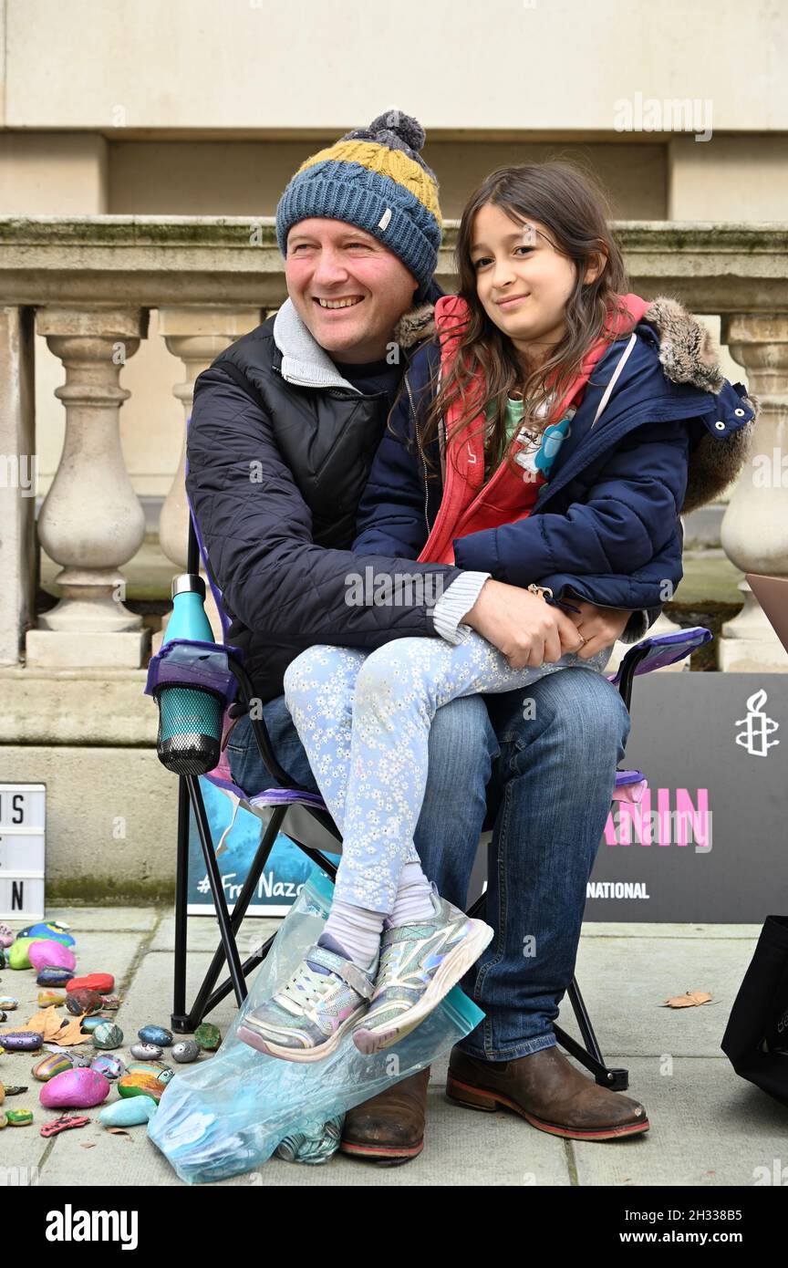 London, Großbritannien. Richard Ratcliffe wird zu Beginn seines zweiten Hungerstreiks von seiner Tochter Gabriella besucht, um seine Frau Nazanin Zaghari-Ratcliffe, die sich noch immer in Haft im Iran befindet, freizubekommen. Das Auswärtige Amt, Whitehall. Stockfoto