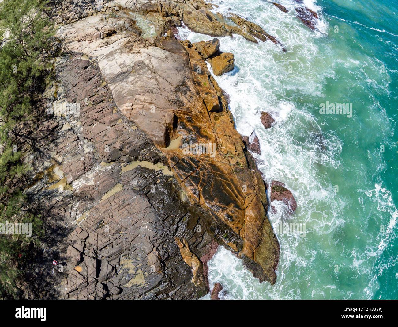 Luftaufnahme mit Wellen, Felsen und Pinien, Praia da Barra, Garopaba, Santa Catarina, Brasilien Stockfoto